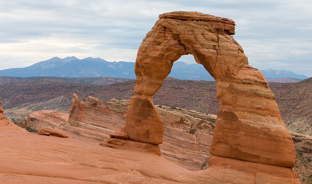 Delicate Arch, located at en:Arches National Park in Moab, en:Utah. The La Sal Mountains are in the background.